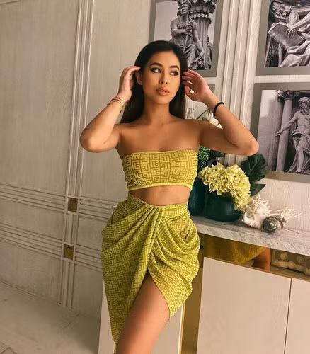 Netizen mấy ngày nay được dịp mở mang tầm mắt khi ngày nào cũng được chiêm ngưỡng những bức hình ở nhà vẫn xinh đẹp, sang chảnh mất phần thiên hạ của ái nữ nhà tỷ phú.