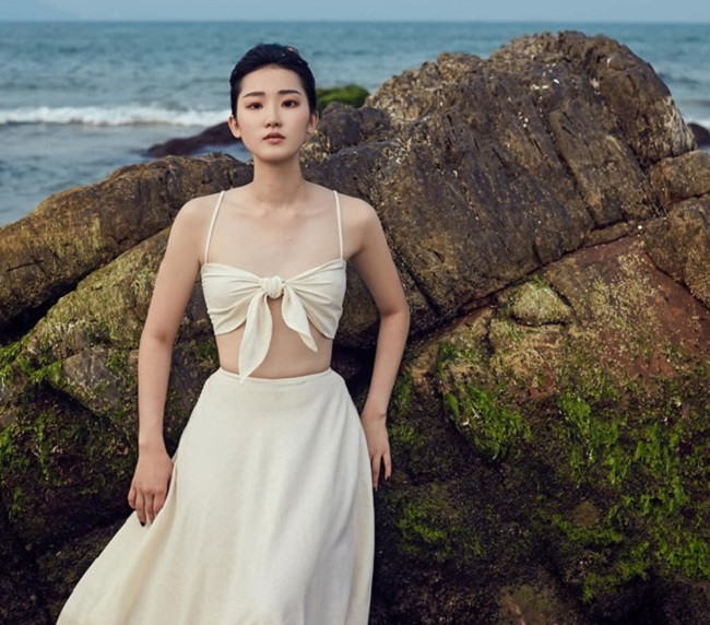 Dù người khá mảnh mai nhưng bù lại Phan Cẩm Nhi lại có đặc điểm cơ thể ấn tượng để có vòng 3 quyến rũ.