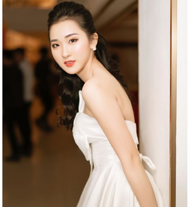 Nhan sắc khả ái và thần thái chuyên nghiệp của cô được người hâm mộ hết lời khen ngợi. Ảnh: Tổng hợp