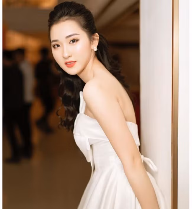 Nhan sắc khả ái và thần thái chuyên nghiệp của cô được người hâm mộ hết lời khen ngợi. Ảnh: Tổng hợp