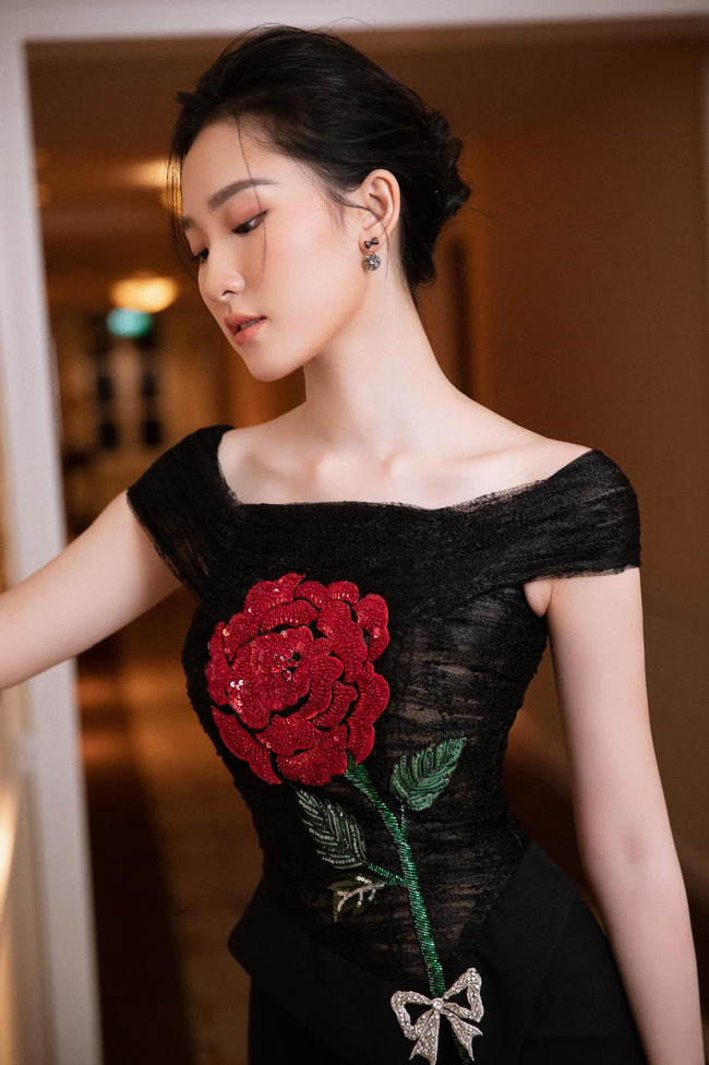 Người đẹp được nhận xét là ở góc chính diện, sống mũi và khuôn miệng giống với "thần tiên tỷ tỷ".