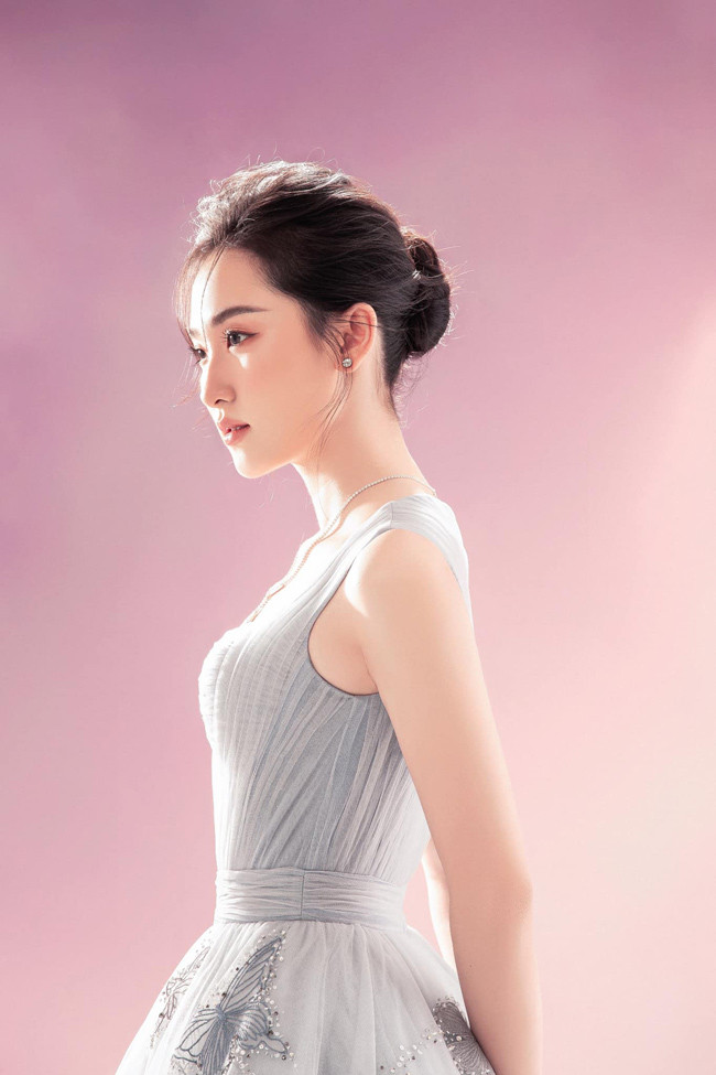 Trong một số bức ảnh nghệ thuật, Cẩm Nhi toát ra vẻ đẹp mỏng manh tựa sương khói.