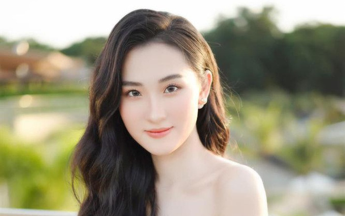 Cơ thể mềm mại của Phan Cẩm Nhi được cô phô trọn qua cách pose dáng cực cuốn hút.