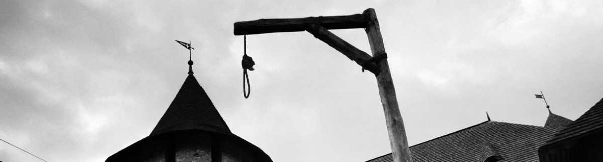 Khi đến thời điểm, người hành hình sẽ thực hiện treo cổ phạm nhân. Tử tù thường chết sau vài phút hành hình vì ngạt thở.