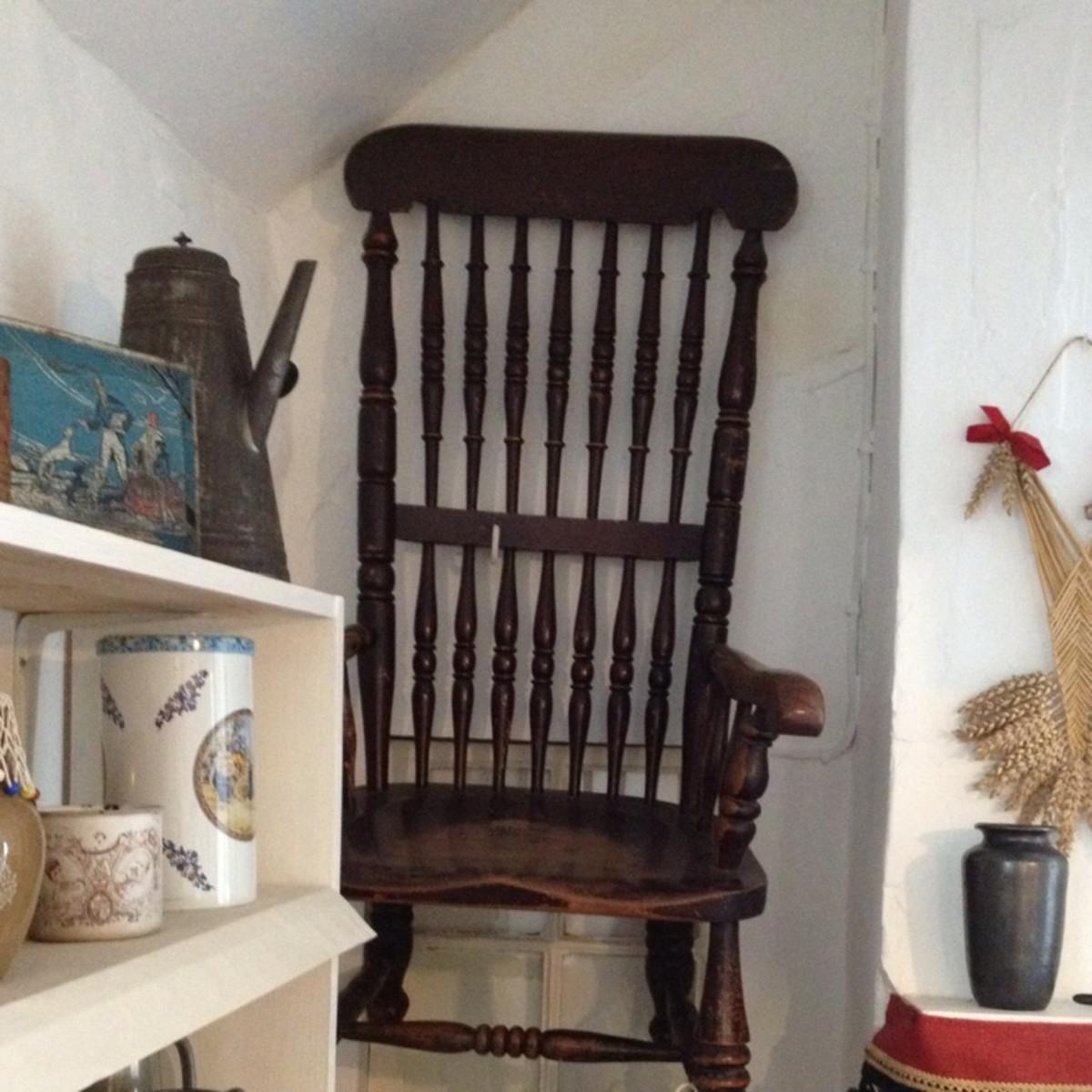 Sau khi ăn xong, Busby chỉ vào chiếc ghế đang ngồi và buông lời nguyền chết chóc: "Cái chết bất ngờ sẽ tới với bất cứ ai dám ngồi vào chiếc ghế của ta".