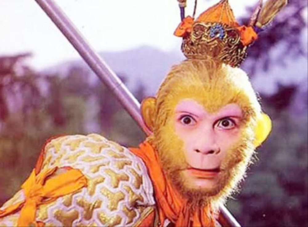 Một cách giải thích khác là theo phong thủy. Cụ thể, cách đây ngàn năm, ngũ quan trên mặt người tương ứng với ngũ hành: mắt là mộc, lưỡi là hỏa, miệng là thổ, mũi là kim, tai là thủy.