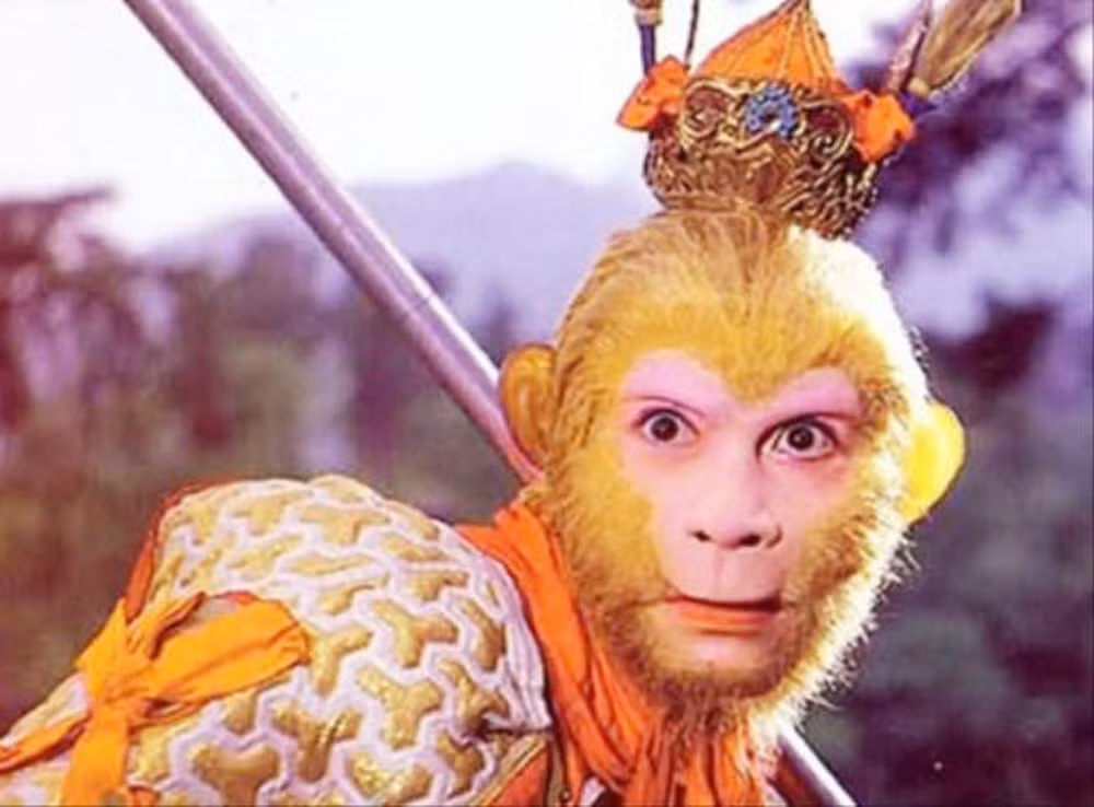 Một cách giải thích khác là theo phong thủy. Cụ thể, cách đây ngàn năm, ngũ quan trên mặt người tương ứng với ngũ hành: mắt là mộc, lưỡi là hỏa, miệng là thổ, mũi là kim, tai là thủy.