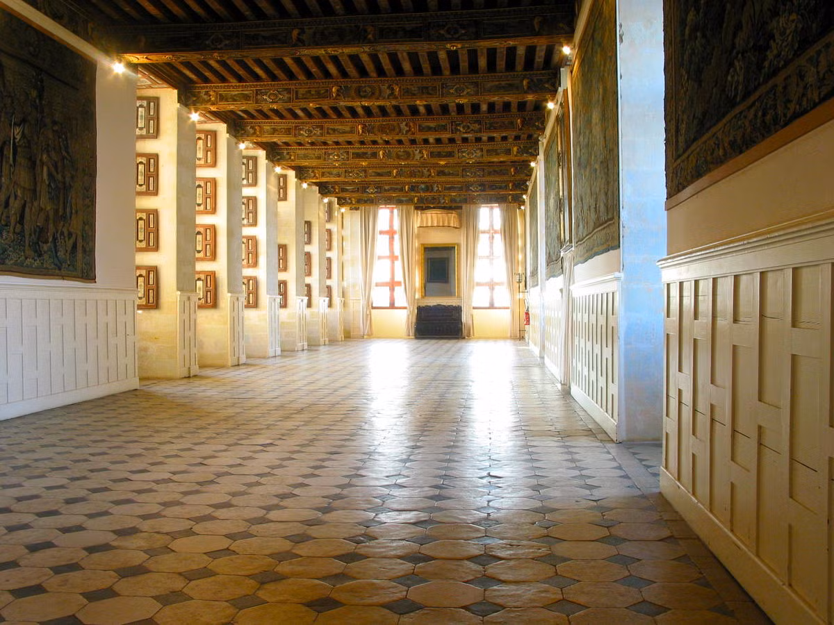 Người ta cho rằng tiếng khóc bi thảm đó là của người vợ quá cố của Jacques de Brézé.