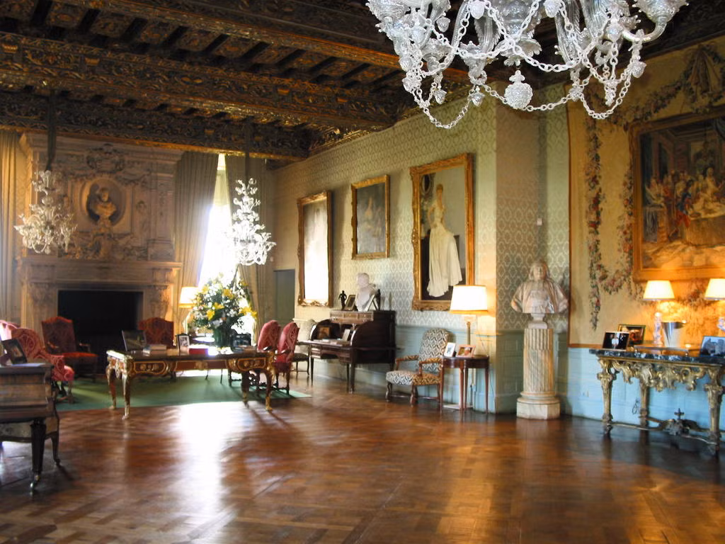 Kể từ đây, một số người ta cho biết nghe thấy những tiếng kêu khóc rùng rợn, bí ẩn ở trong lâu đài.