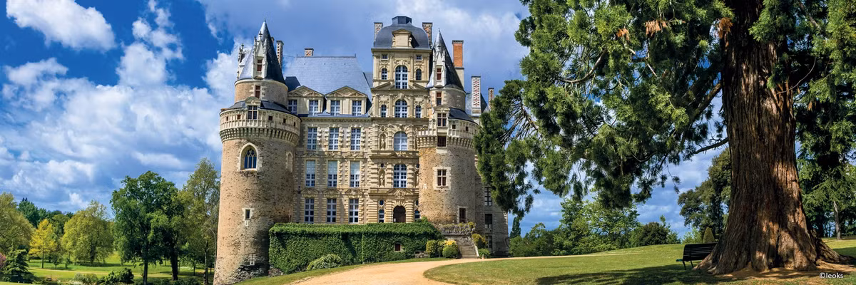 Thỉnh thoảng, có người tuyên bố nhìn thấy hồn ma Charlotte - người bị chồng giết chết vì ngoại tình - trong bộ váy màu xanh.