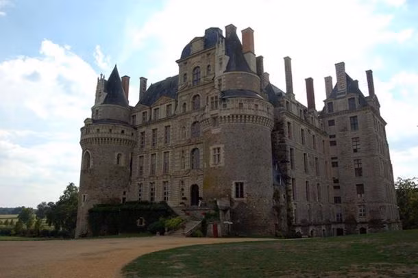 Lâu đài Chateau de Brissac là tài sản của gia đình quý tộc Cossé-Brissac.