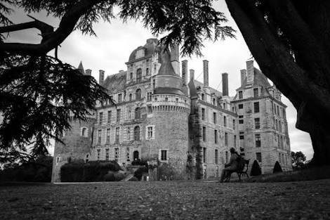 Sau khi nghe thấy tiếng khóc bí ẩn, Jacques de Brézé đã rời khỏi lâu đài vì bị ám ảnh bởi tiếng khóc của hồn ma người vợ đã chết và người tình.