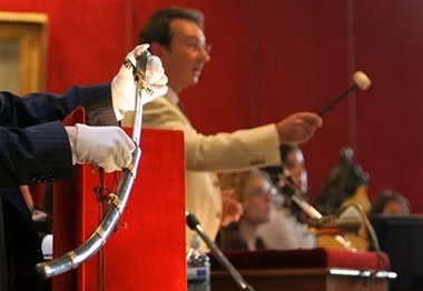 Theo các chuyên gia, thanh kiếm nạm vàng của Napoleon có lưỡi kiếm hình cong rất đặc biệt.