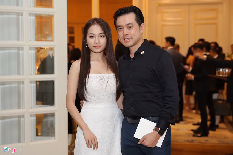 Nhiều bạn bè, đồng nghiệp thân thiết với Lê Hiếu đến dự tiệc cưới từ sớm. Dương Khắc Linh đi cùng bạn gái Sara Lưu. Từ khi công khai yêu nhau, cả hai thường xuyên xuất hiện cùng nhau trong nhiều sự kiện. Sara Lưu tiết lộ sau 6 tháng yêu nhau, cả hai đã nghĩ đến chuyện kết hôn.