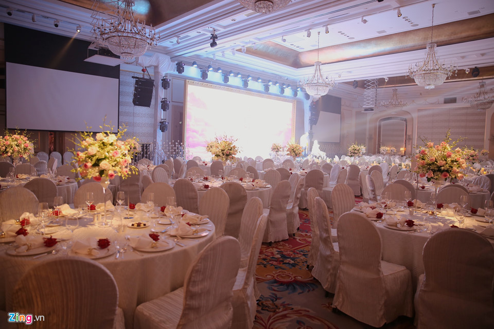 Không gian bên trong tiệc cưới cũng được chọn màu trắng chủ đạo. Theo ghi nhận của phóng viên Zing.vn, đám cưới chỉ có khoảng 20 bàn tiệc theo phong cách châu Âu. Trong giới giải trí, Lê Hiếu chỉ mời một số đồng nghiệp thân thiết. Bạn bè anh từ Hà Nội vào TP.HCM từ tối 12/1 để phụ giúp nam ca sĩ chuẩn bị cho ngày trọng đại.