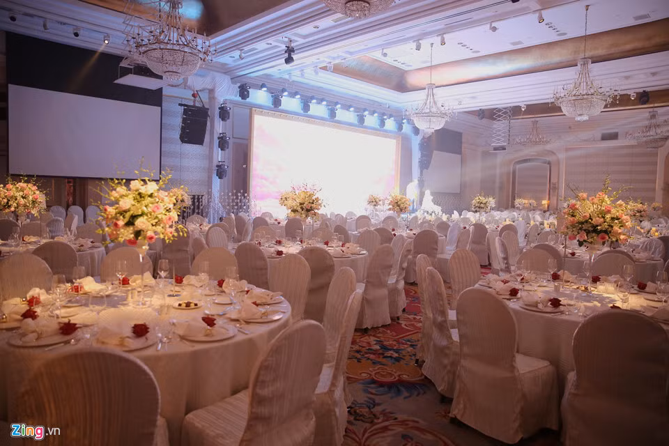 Không gian bên trong tiệc cưới cũng được chọn màu trắng chủ đạo. Theo ghi nhận của phóng viên Zing.vn, đám cưới chỉ có khoảng 20 bàn tiệc theo phong cách châu Âu. Trong giới giải trí, Lê Hiếu chỉ mời một số đồng nghiệp thân thiết. Bạn bè anh từ Hà Nội vào TP.HCM từ tối 12/1 để phụ giúp nam ca sĩ chuẩn bị cho ngày trọng đại.