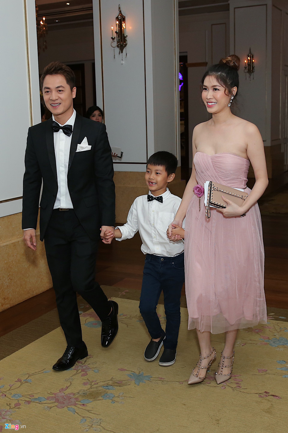 Vợ chồng Đăng Khôi - Thủy Anh đến chúc mừng ngày vui của Lê Hiếu từ sớm. Cả hai có mối quan hệ thân thiết với Lê Hiếu và Thùy Trang, thường đăng ảnh tụ tập ăn uống cùng nhau.