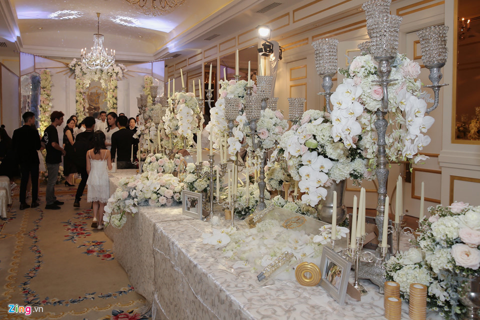 Khoảng 18h, họ hàng và một số khách mời đã có mặt.