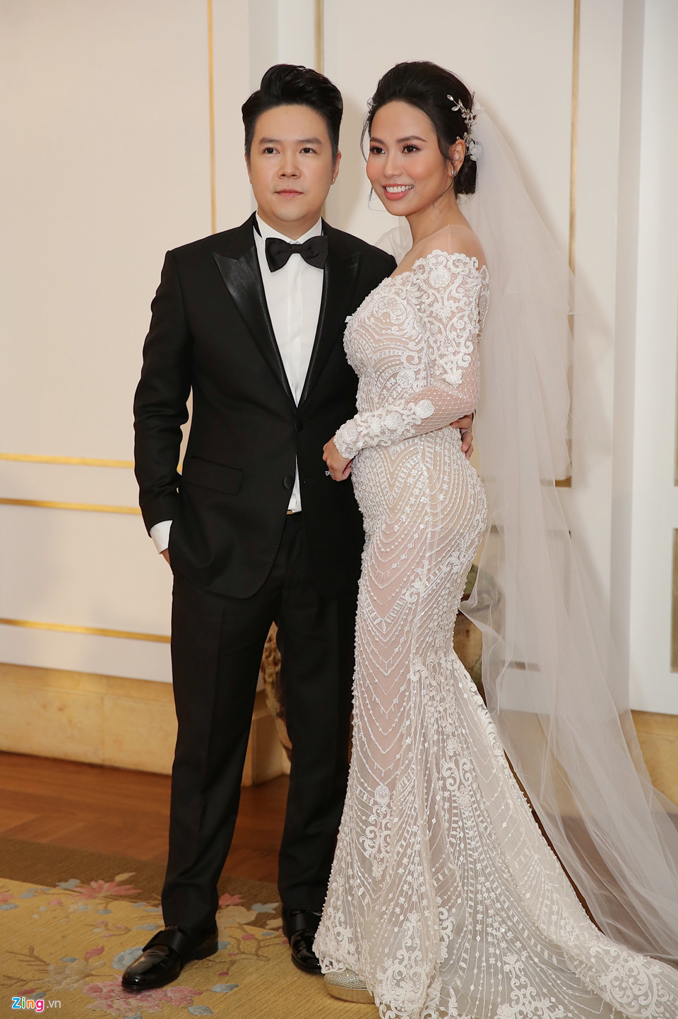 Ngày 14/1, Lê Hiếu tổ chức đám cưới tại một khách sạn 5 sao ở TP.HCM. Nam ca sĩ chọn vest đen phom dáng cổ điển. Bà xã Lê Hiếu gợi cảm trong váy cưới màu trắng ôm sát cơ thể. Vòng hai của cô có phần tròn trịa.