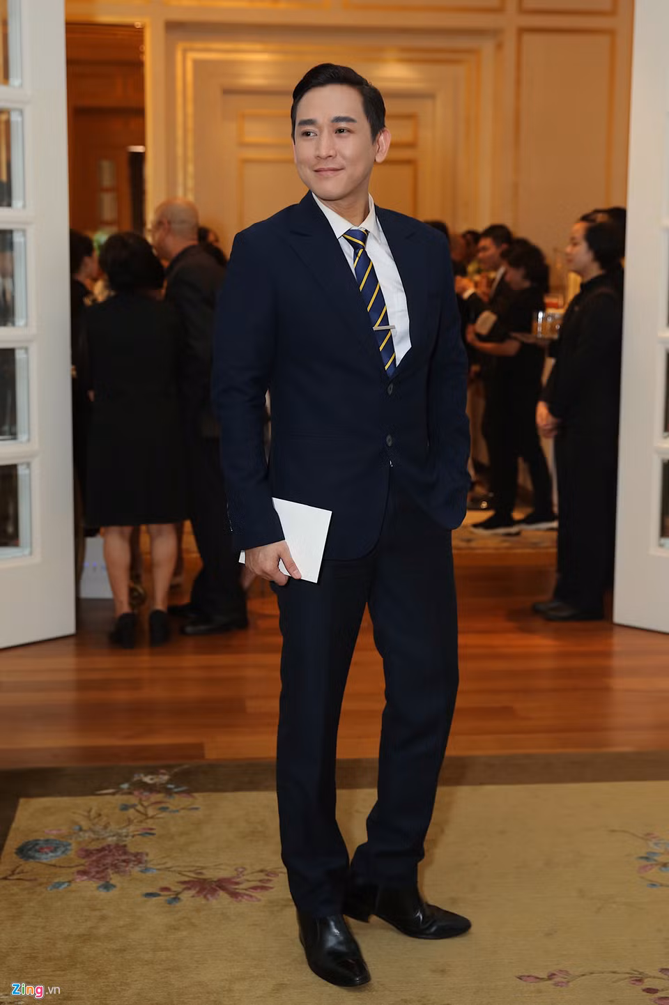 Hứa Vĩ Văn trung thành với phong cách lịch lãm khi lựa chọn bộ suit xanh. Ở độ tuổi 40, anh vẫn giữ được sự phong độ.
