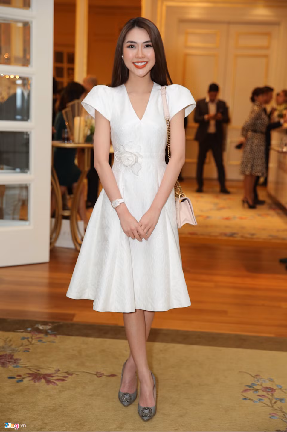 Người đẹp Tường Linh thanh lịch với đầm trắng phom dáng cổ điển. Gần đây, cô thử sức ở đấu trường nhan sắc Hoa hậu bản sắc Việt toàn cầu.