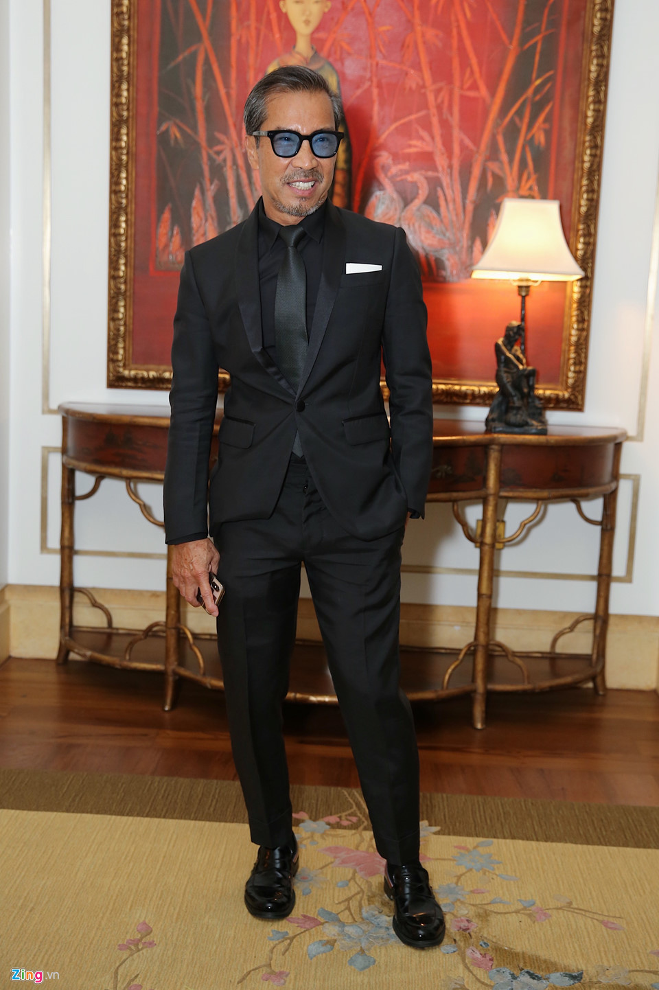 Nhà thiết kế Thuận Nguyễn cũng là người anh thân thiết của Lê Hiếu. Trước đám cưới, Thuận Nguyễn cùng bạn bè phụ giúp nam ca sĩ chuẩn bị tiệc.