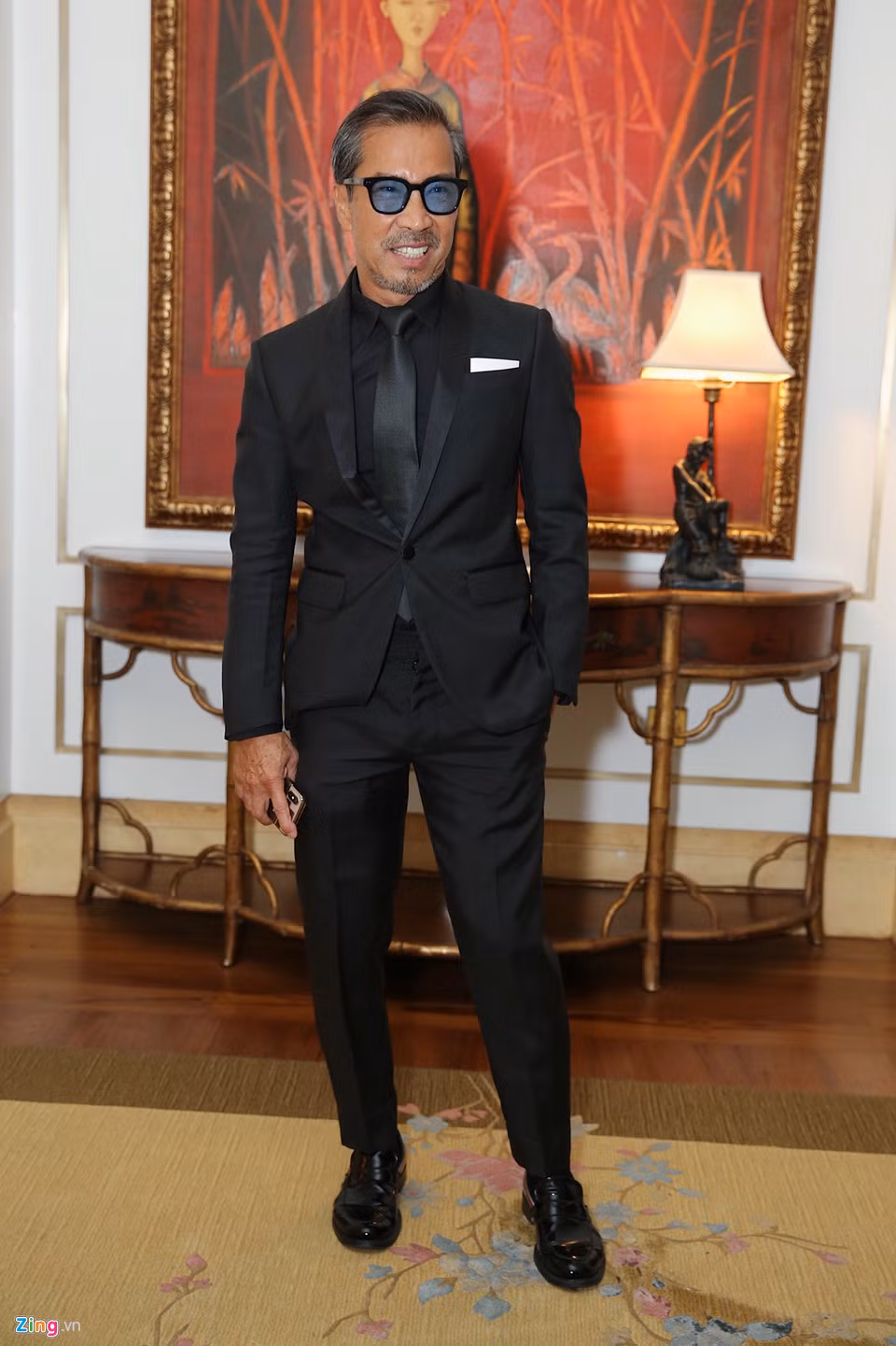 Nhà thiết kế Thuận Nguyễn cũng là người anh thân thiết của Lê Hiếu. Trước đám cưới, Thuận Nguyễn cùng bạn bè phụ giúp nam ca sĩ chuẩn bị tiệc.