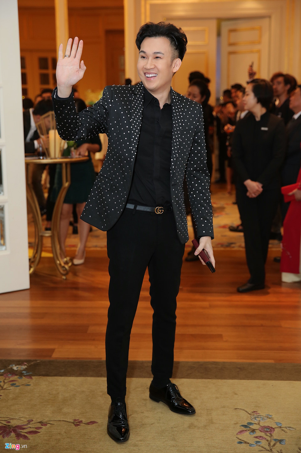 Dương Triệu Vũ đến chúc mừng đồng nghiệp. Bà xã của Lê Hiếu hiện hoạt động trong lĩnh vực giải trí. Cô hiện là quản lý một số tụ điểm vui chơi của giới trẻ ở Sài Gòn vì vậy có mối quan hệ thân thiết với nhiều nghệ sĩ.