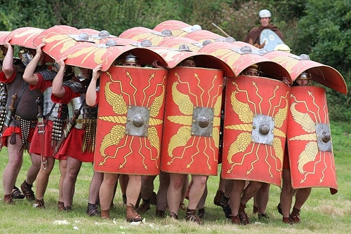 Theo đó, những tấm khiên được các binh sĩ La Mã xếp kín xung quanh cũng như ở phía trên.