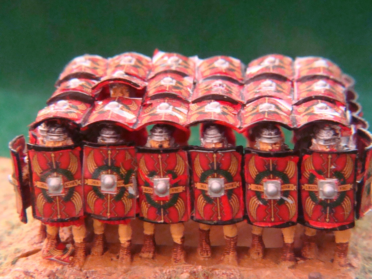 Binh sĩ La Mã sẽ đứng sát vào nhau và sử dụng những tấm khiên của mình để ghép tạo thành một khối giống như hình mai rùa.