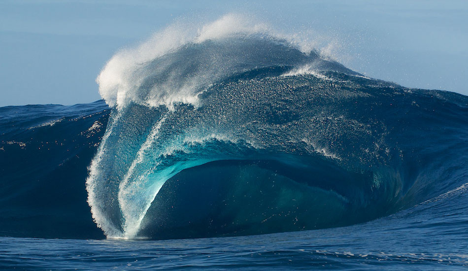 Nghệ sĩ Nhật Bản Katsushika Hokusai là người sáng tác ra tác phẩm "The Great Wave" mô tả con sóng khổng lồ đe dọa 3 con tàu.