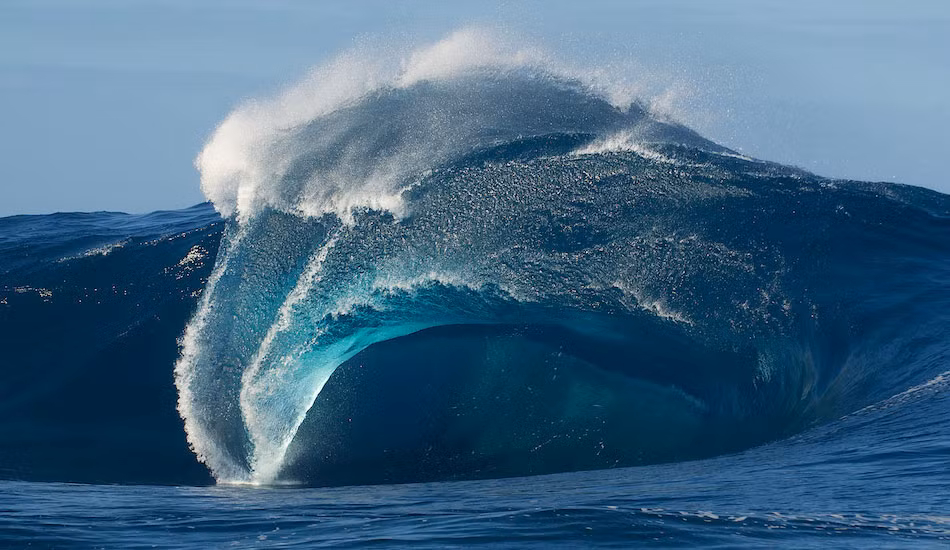 Nghệ sĩ Nhật Bản Katsushika Hokusai là người sáng tác ra tác phẩm "The Great Wave" mô tả con sóng khổng lồ đe dọa 3 con tàu.