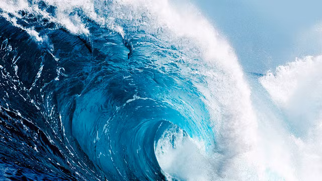 Các công nhân làm việc tại giàn khoan dầu được lệnh trú ẩn vào trong để tránh con sóng có thể cao đến 12m. Trên thực tế, hệ thống theo dõi tầm xa ghi lại được con sóng đó cao đến 26m.