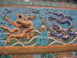 Loài rồng thường gắn liền với thuỷ tính và có khả năng hô mưa gọi gió.