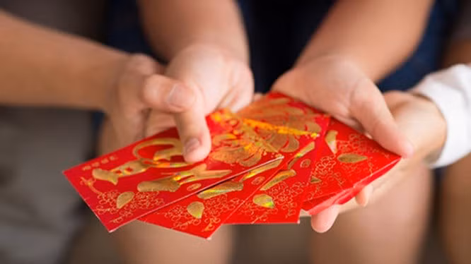 Giống Trung Quốc, người Singapore cũng có truyền thống tặng tiền lì xì đựng trong bao đỏ cho những người thân chưa lập gia đình.