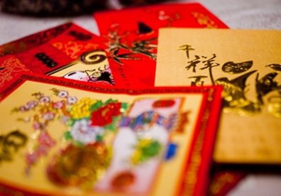 Người dân Singapore làm như vậy như một cách cầu chúc may mắn cho đối phương.