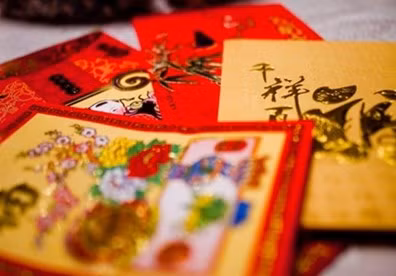 Người dân Singapore làm như vậy như một cách cầu chúc may mắn cho đối phương.