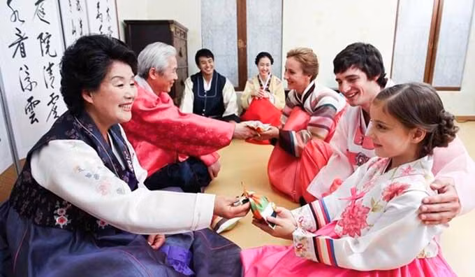 Cụ thể, sau bữa cơm năm mới, con cháu trong nhà sẽ thể hiện sự kính trọng tới ông bà, cha mẹ bằng cách cúi lạy sát đất (gọi là sebae). Sau đó lớp người lớn tuổi sẽ ban phước lành và chúc con cháu một năm thịnh vượng.