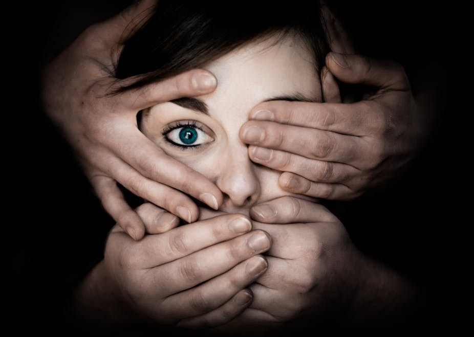 Sau khi được thả tự do, những người từng bị tra tấn trắng mãi bị ám ảnh bởi những điều đã trải qua. Thậm chí, có người còn sợ màu trắng và không gian hẹp đến suốt đời.