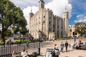 Cụ thể, nhiều người tới Tháp London bởi họ bị cuốn hút bởi những câu chuyện về hồn ma những tù nhân bị hành quyết ám ảnh nơi này.