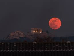 Chính vì vậy, mỗi khi thế giới chuẩn bị đón chờ một hiện tượng thiên văn hiếm có thì lại xuất hiện những thuyết âm mưu về ngày tận thế. Tuy nhiên, cho đến nay, chưa có giả thuyết nào trở thành sự thật.