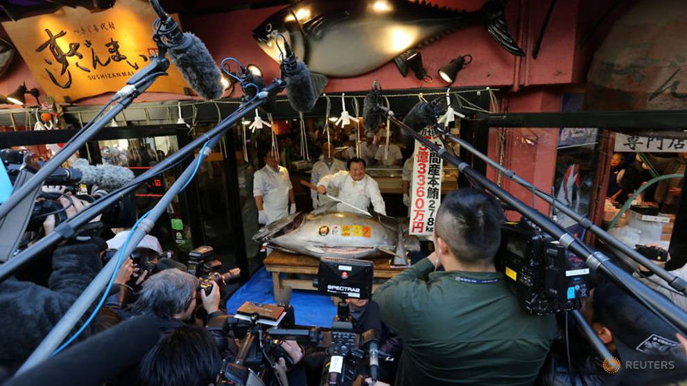 Năm 2013, ông Kimura cũng từng gây sốc khi bỏ ra 155 triệu yên để mua một con cá ngừ. Đây cũng là mức đấu giá kỷ lục cho một con cá ngừ được duy trì trong suốt 6 năm qua tại đất nước Mặt Trời mọc.