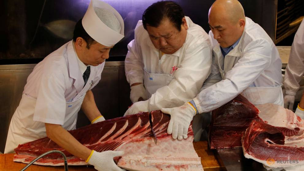 Ông Kimura xẻ thịt con cá ngừ có giá hơn 3 triệu USD mà ông vừa mua.