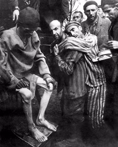 Thậm chí, không ít tù nhân chết vì đói khát, bệnh tật truyền nhiễm.