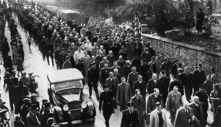 Ước tính, ít nhất 15.000 người Do Thái trong các trại tập trung bị phát xít Đức tàn sát đẫm máu mỗi ngày trong khoảng thời gian từ tháng 8 - 10/1942.