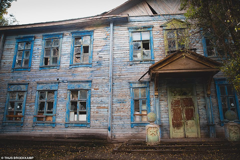 Bên ngoài một ngôi nhà bỏ hoang ở Ming Kush. Nhiếp ảnh gia Broekkamp cho rằng, ngôi nhà này từng là nơi sinh sống của công nhân khai thác và sản xuất uranium dưới thời Liên Xô.