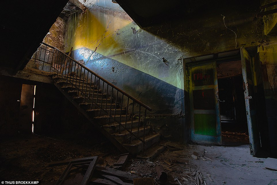 Bên trong một tòa nhà cũ kỹ với nội thất bên trong bị xuống cấp nghiêm trọng ở Ming Kush.