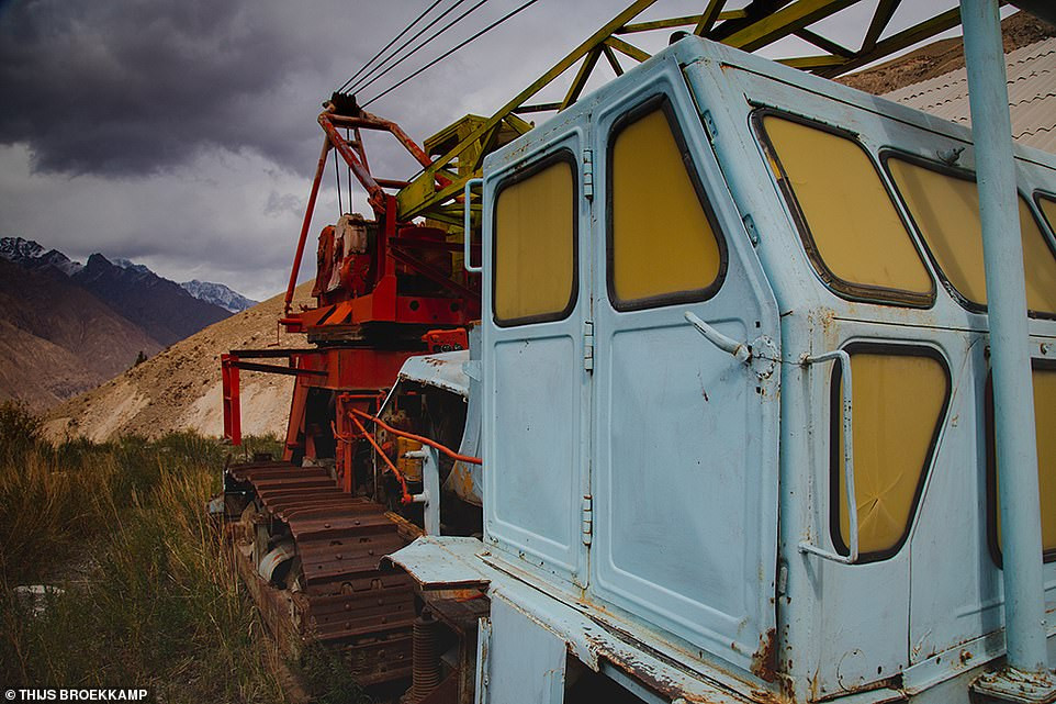 Nhiều xe cộ, phương tiện hạng nặng nằm rải rác trên sườn đồi gần mỏ than cũ ở thị trấn Inylcheck.