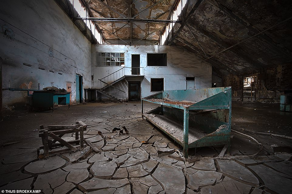 Bên trong một tòa nhà hoang tàn sau khi người dân Liên Xô rời đi.
