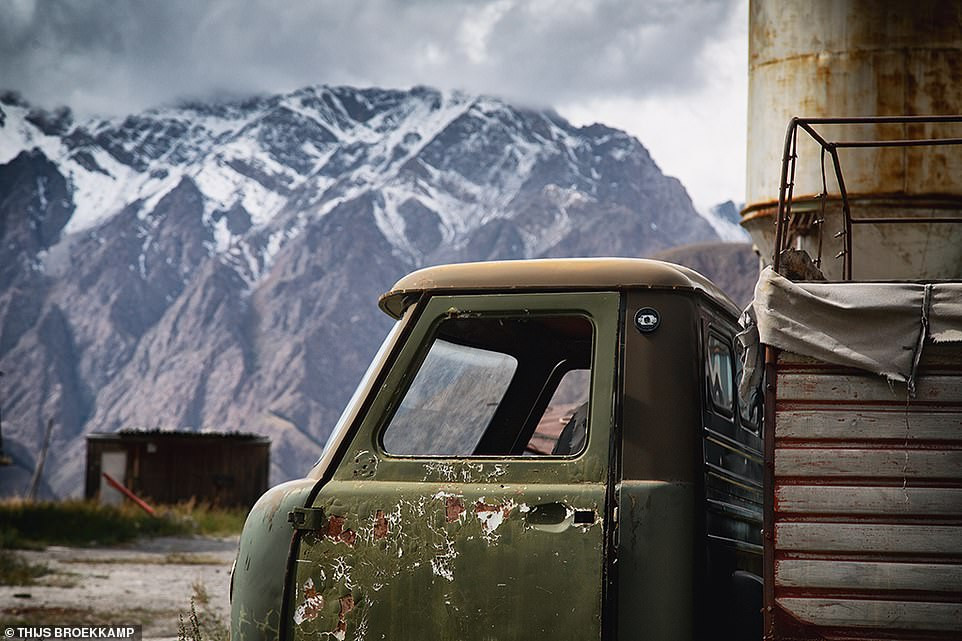 Nhiều chiếc xe bị bỏ lại ở Inylcheck. Khu vực này rất giàu vonfram, thiếc, molypden và các kim loại khác. Do vậy, Liên Xô từng thành lập nhiều mỏ khai thác tại nơi này.